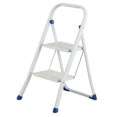 Scala pieghevole in acciaio di colore bianco.