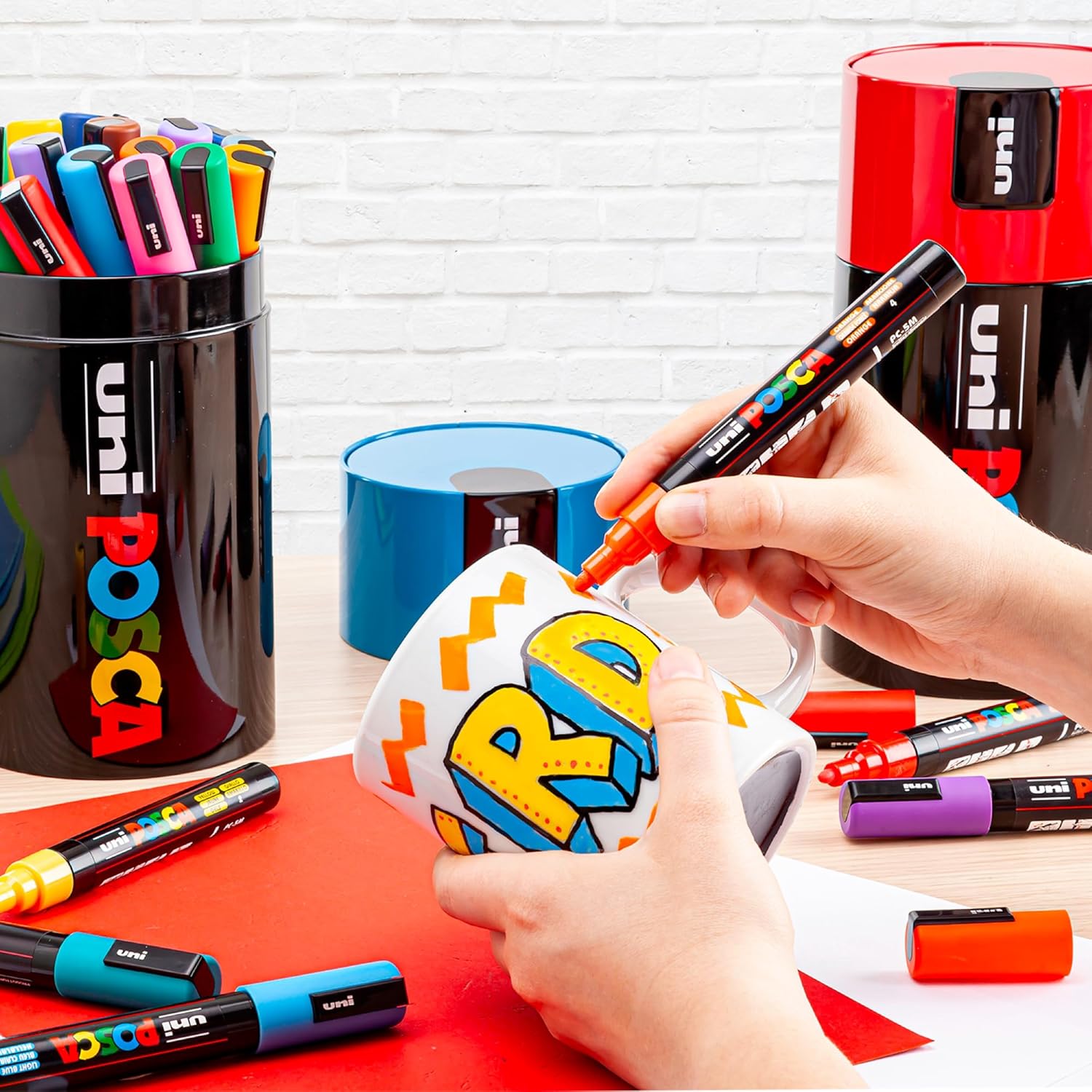 Uniposca Set 18 Pennarelli Acrilici Assortiti Tappo Rosso