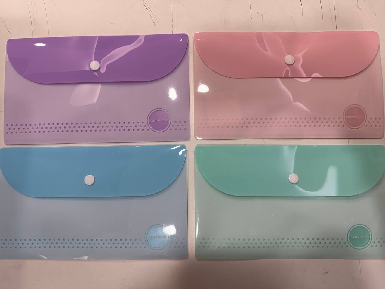 Busta con bottone colori assortiti pastel dots