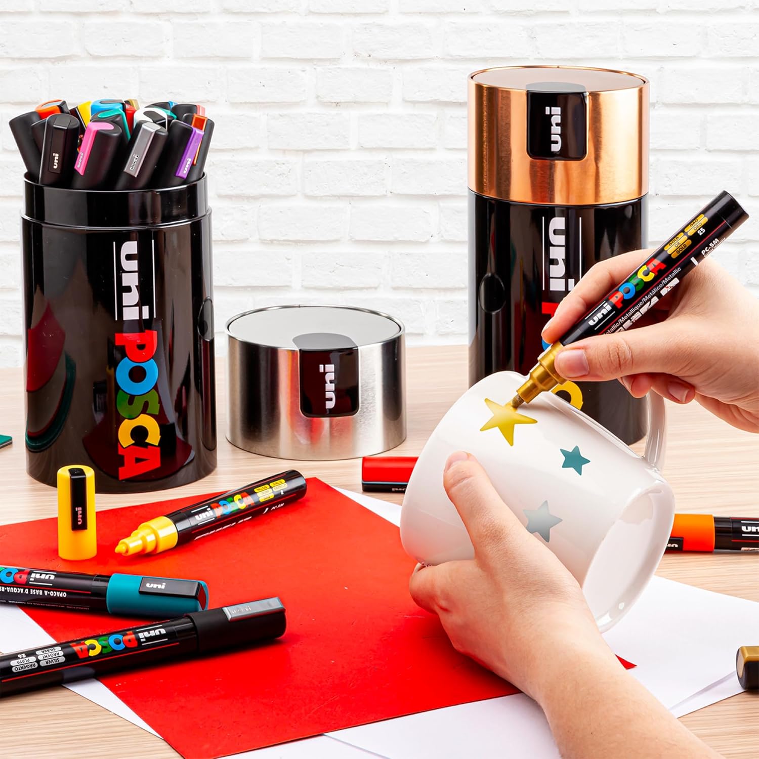 Uniposca Set con 18 Pennarelli Acrilici Assortiti Tappo Oro